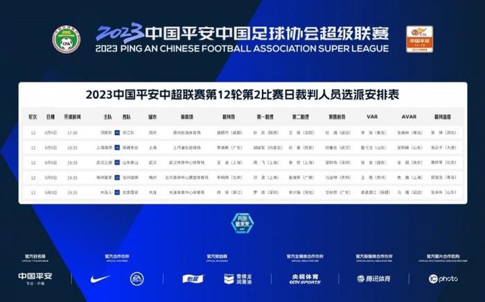 不知火舞和三个小男孩在公园